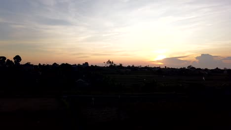 Blaue-Stunde-Friedlicher-Sonnenaufgang-Sonnenaufgang-über-Reisfeld-Zeitraffer-Goldener-Himmel-Bali-Indonesien-Hintergrundbeleuchtung-Hintergrundbeleuchtung-Indonesien