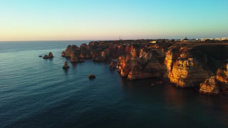 Unglaubliche-Luftaufnahmen-Der-Klippen-In-Der-Nähe-Der-Strände-Von-Dona-Ana-In-Portugal