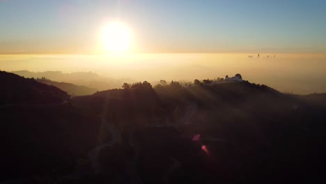 Nebliger-Morgen-über-Los-Angeles-Zusammen-Mit-Dem-Griffith-Observatory-Mit-Der-Westside-Skyline-Der-Stadt-Im-Hintergrund