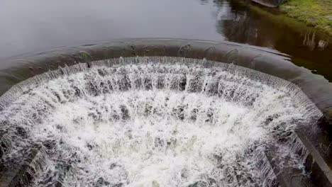 Zeitlupe-Des-Wassers,-Das-Aus-Dem-Reservoir-Fließt