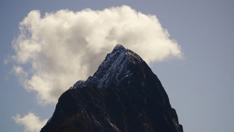 Iconic-Mitre-peak-of-Milford-Sound-in-New-Zealand,-time-lapse