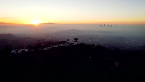 Obersvatory-Im-Grifftih-Park-In-Los-Angeles-Kalifornien-Mit-Dem-Nebligen-Morgen-Und-Der-Skyline-Von-Los-Angeles-Im-Hintergrund