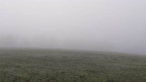 Niebla-Brumosa-Espeluznante-Vacía-En-El-Campo-Con-Una-Figura-Fantasmal-Oscura-Vagando-En-El-Fondo-Del-Reino-Unido-4k