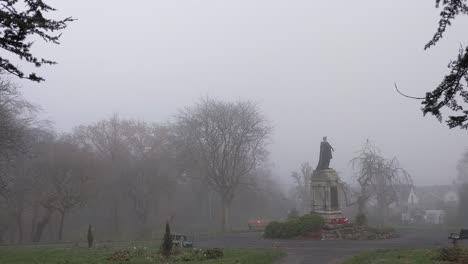 Weltkriegs-Cenotaph-Denkmal-Im-Park,-Umgeben-Von-Mysteriösem-Nebel-Mit-Bänken-Und-Herbstbäumen-Uk-4k