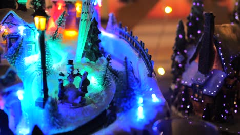 Aufnahme-Einer-Weihnachtlichen-Innendekoration-Auf-Der-Bühne-Mit-Ski-Animatronik-Im-Blick,-Zusammen-Mit-Bunten-Lichtern,-Die-Die-Dekoration-Erhellen