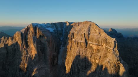 Vista-Aérea-De-Las-Montañas-Dolomitas-Brenta-De-Iluminación-Dorada-Durante-La-Puesta-De-Sol-Dorada-En-Italia