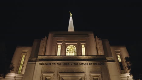 Templo-Mormón-De-La-Iglesia-Lds-En-La-Noche-En-Gilbert,-Arizona-Con-Un-Cartel-Que-Dice-&quot;santidad-Al-Señor---La-Casa-Del-Señor