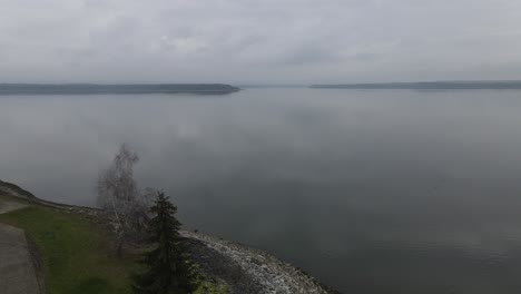 4k-Luftdrohnenaufnahmen-Des-Großen-Sees-Bei-Launischem-Und-Düsterem-Wetter
