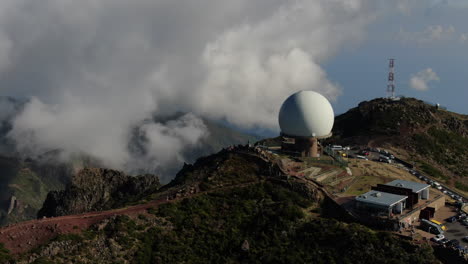 Fantástica-Toma-Aérea-En-órbita-Sobre-El-Radar-Militar-Ubicado-En-Pico-Arieiro-En-Madeira,-Portugal