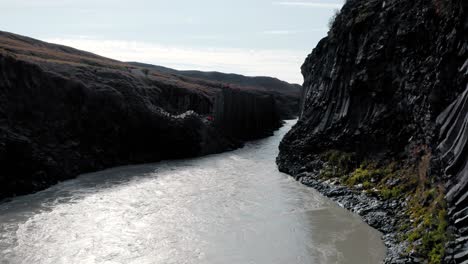 Cañón-De-Studlagil-Con-Impresionantes-Columnas-De-Roca-Basáltica---Atracción-Natural,-Islandia