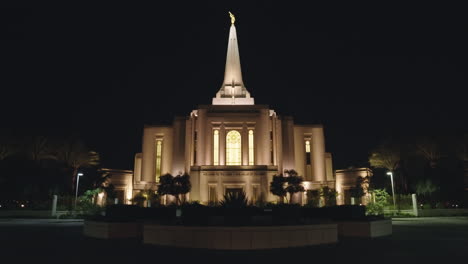 Templo-Mormón-De-La-Iglesia-Lds-En-La-Noche-En-Gilbert,-Arizona-|-Vista-Frontal