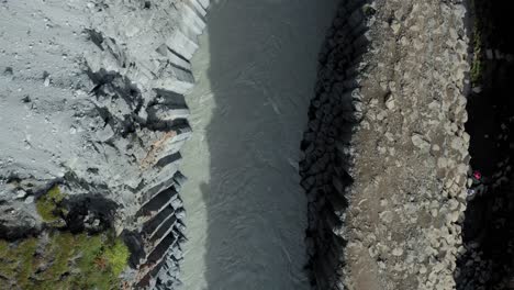 Luftaufnahme-Von-Oben-Nach-Unten-über-Stuðlagil-Schlucht-Mit-Ikonischen-Basaltfelsensäulen,-Island