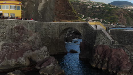 Luftaufnahme-Im-Anflug-Auf-Die-Brücke-Der-Stadt-Ponta-Do-Sol-Auf-Der-Insel-Madeira-An-Einem-Sonnigen-Tag