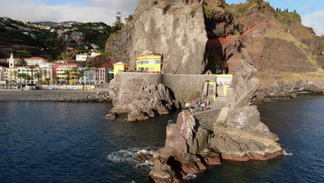 Luftaufnahme-Im-Orbit-Zur-Brücke-Und-Der-Stadt-Ponta-Do-Sol-Auf-Der-Insel-Madeira-An-Einem-Sonnigen-Tag