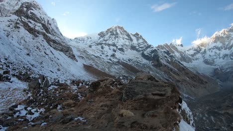Panoramic-in-the-middle-of-the-mountains-in-Anapurna