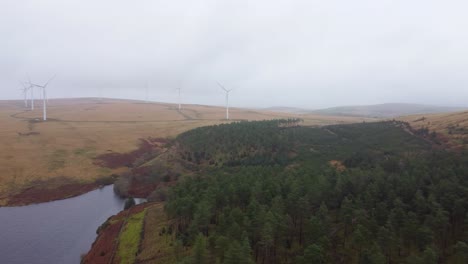 Schwenkende-Luftaufnahme-über-Windturbinenpark-Und-Waldbaumplantage-Und-Lliw-reservoir-In-Wales-Uk-4k