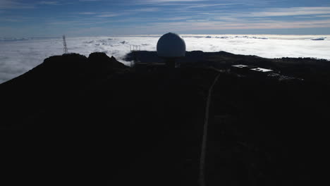 Wunderbare-Luftaufnahme-Bei-Sonnenuntergang-Und-Im-Orbit-über-Dem-Militärradar-Auf-Pico-Arieiro-In-Madeira,-Portugal