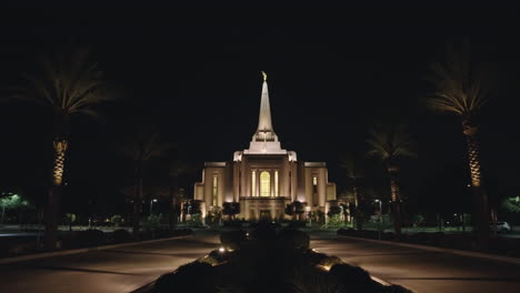 Camino-Que-Conduce-Al-Templo-Mormón-De-La-Iglesia-Lds-En-La-Noche-En-Gilbert,-Arizona-Bordeado-De-Palmeras