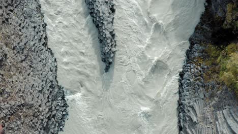 Dron-De-Arriba-Hacia-Abajo:-Cañón-Stuðlagil,-Río-Glacial-Que-Fluye,-Formaciones-Rocosas