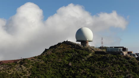 Fantástica-Toma-Aérea-Del-Radar-Militar-Ubicado-En-Pico-Arieiro-En-Madeira,-Portugal