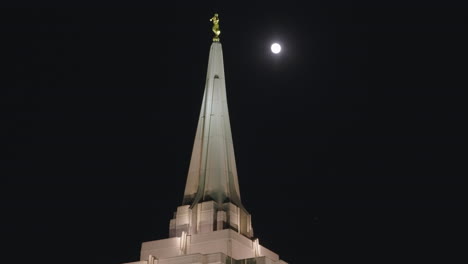 Parte-Superior-Del-Edificio-De-La-Iglesia-Del-Templo-Mormón-Lds-En-La-Noche-Con-La-Luna-En-Gilbert,-Arizona-|-Estatua-Del-ángel-Moroni
