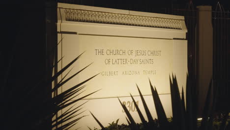 Zeichen-Des-Mormonentempels-Der-Lds-kirche-Bei-Nacht,-Auf-Dem-Steht:-„die-Kirche-Jesu-Christus-Der-Heiligen-Der-Letzten-Tage-Gilbert-Arizona-Tempel