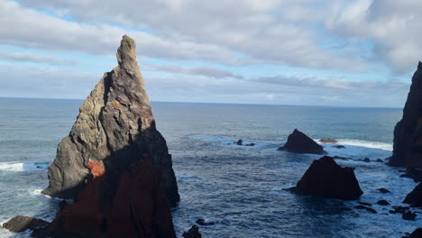 Schöne-Aufnahme-Einer-Der-Felsformationen-Einer-Der-Klippen-Der-Sogenannten-Ponta-De-São-Lorenzo-Auf-Der-Insel-Madeira,-Portugal