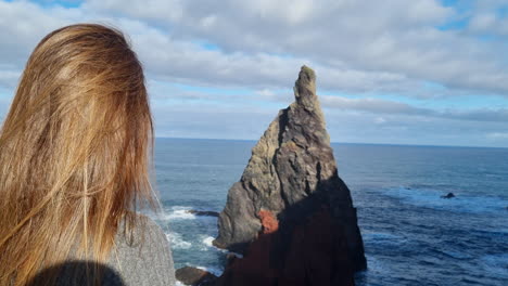 Schöne-Aufnahme-Einer-Frau,-Die-Eine-Der-Felsformationen-Einer-Der-Klippen-Der-Sogenannten-Ponta-De-São-Lorenzo-Auf-Der-Insel-Madeira,-Portugal,-Bewundert