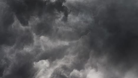 Vista-4k-De-Nubes-Cumulonimbus-Oscuras-Y-Tormentas-Eléctricas