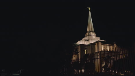 Perfil-Lateral-Del-Edificio-De-La-Iglesia-Mormona-En-La-Noche-|-Templo-De-Los-Santos-De-Los-últimos-Días-En-Gilbert,-Arizona