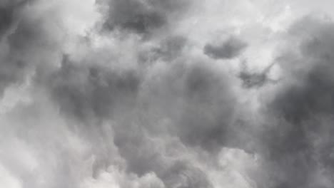 Pov-Von-Dunklen-Wolken-über-Dem-Himmel-Und-Einem-Gewitter