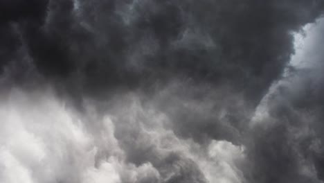 Vista-4k-De-Nubes-Oscuras-Y-Tormentas-Eléctricas