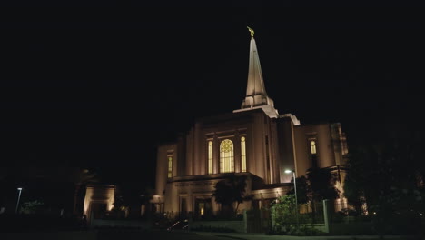 Edificio-De-La-Iglesia-Del-Templo-Mormón-Lds-En-La-Noche-Iluminado-Por-Una-Luz-Cálida-En-Gilbert,-Arizona