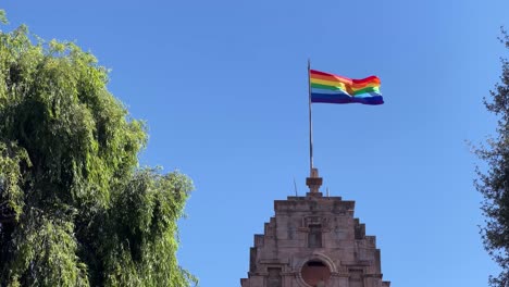 La-Bandera-Del-Arco-Iris-Inka-Sopla-En-El-Viento-En-Un-Día-De-Verano-En-Cusco-Peru