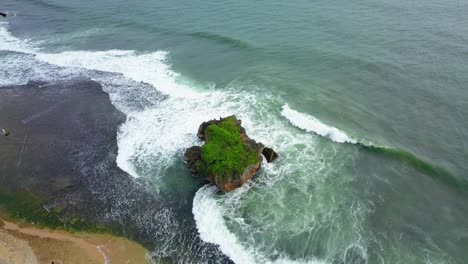 Wellen-über-Coral-Rock-Reef-An-Der-Südküste-Der-Insel-Java-Indonesien