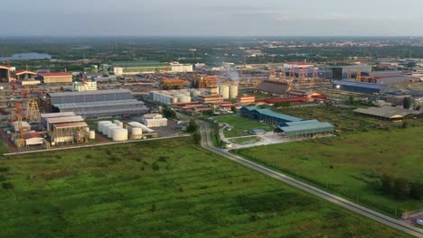 Tiro-Panorámico-Aéreo-Que-Captura-El-área-Masiva-Del-Parque-Industrial-Del-Puerto-De-Lumut,-El-Centro-De-Procesamiento-De-Alimentos-De-La-Refinería-De-Aceite-Comestible-Pgeo-Y-El-Patio-De-Fabricación-De-Energía-Sapura-En-Kampung-Acheh,-Sitiawan,-Perak,-Malasia