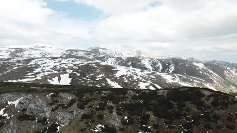 über-Den-Schneebedeckten-Bergen-Im-Winter