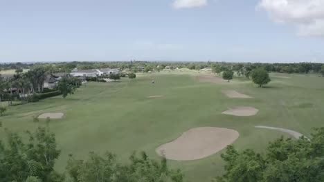 Luftbilder-Von-Menschen-Auf-Einem-Golfplatz-Beim-Sportspiel-In-Romana,-Dominikanische-Republik