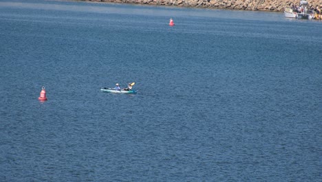 Gente-Haciendo-Kayak-En-El-Agua-En-El-Mar