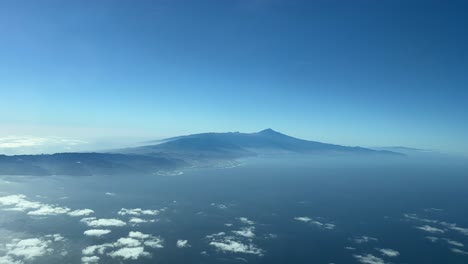 Vista-Aérea-Desde-La-Cabina-De-Un-Jet,-Punto-De-Vista-Piloto,-De-La-Isla-De-Tenerife,-En-Las-Islas-Canarias,-España,-En-Una-Espléndida-Mañana-De-Invierno