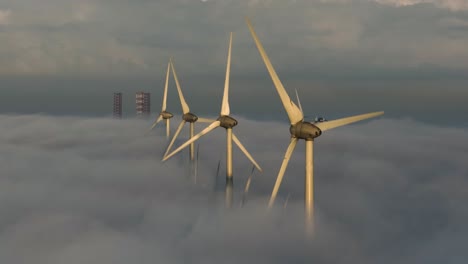 Windturbinen,-Die-Sich-über-Den-Wolken-Drehen