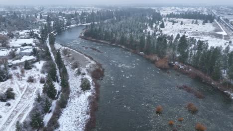 Drohnenaufnahme-Des-Spokane-Flusses-Mit-Schnee,-Der-Den-Boden-Bedeckt