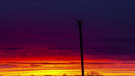 Roter-Sonnenaufgang-Am-Himmel-Mit-Dichten-Wolken-Am-Morgen,-Zeitraffer