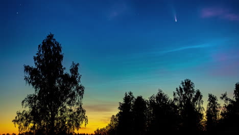 Zeitrafferaufnahme-Des-Kometen-Neowise-Am-Nachthimmel-Nach-Goldenem-Sonnenuntergang