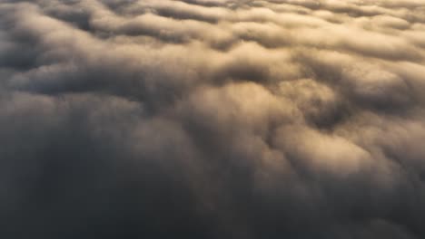 Toma-Aérea-Cinematográfica-De-Drones-Volando-Alto-Por-Encima-De-Las-Nubes-Al-Atardecer