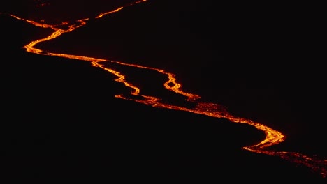 Vista-De-Cerca-De-Mauna-Loa-Haciendo-Erupción-De-Lava-Por-Primera-Vez-En-38-Años