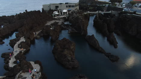 Luftaufnahme,-Die-Die-Wunderschönen-Natürlichen-Pools-Der-Stadt-Porto-Moniz-Auf-Der-Insel-Madeira-Zeigt
