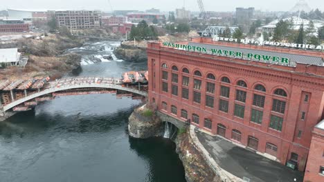 Luftaufnahme-Des-Historischen-Gebäudes-Washington-Water-Power-Am-Spokane-River