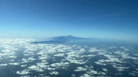 Vista-Aérea-Desde-Una-Cabina-De-Jet-De-La-Isla-De-Tenerife-Y-El-Volcán-Teide-Durante-El-Descenso-Para-El-Enfoque-En-Una-Espléndida-Y-Soleada-Mañana-De-Invierno
