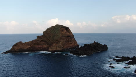 Luftaufnahme-Im-Orbit-über-Der-Insel-Ilhéu-Mole-In-Der-Stadt-Porto-Moniz-Auf-Der-Insel-Madeira,-Portugal